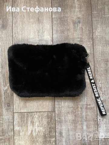 Нов рошав черен клъч чанта Bershka, снимка 2 - Чанти - 43712914