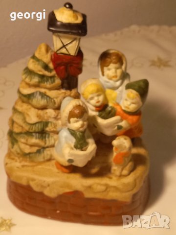 коледна музикална порцеланова статуетка 