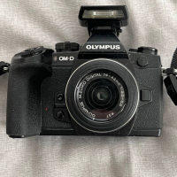 Камера OLYMPUS OM-D E-M1 c обектив M-Zuiko 14-42мм. + светкавица., снимка 1 - Фотоапарати - 44861823