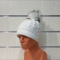 Нова зимна дамска шапка в бял цвят с пух/помпон, снимка 6 - Шапки - 35501382