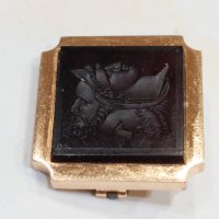 Златна 18к брошка с карнеолова гема изобразяваща три глави, снимка 15 - Колиета, медальони, синджири - 43491618