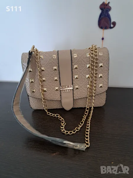Ефектна дамска чанта GUESS с метални елементи, снимка 1