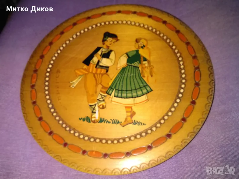 Дървена чиния за стена от соца 1971г народни мотиви фи 25см, снимка 1