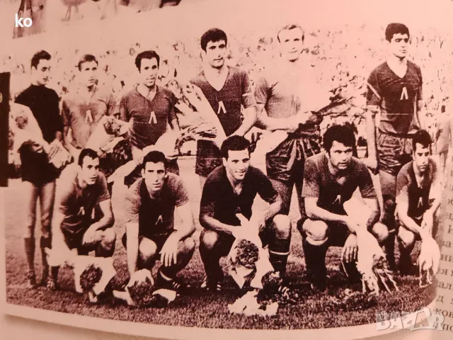 Футболни списания с ГУНДИ- Biograph и списание Four Four Two, снимка 4 - Списания и комикси - 45953290