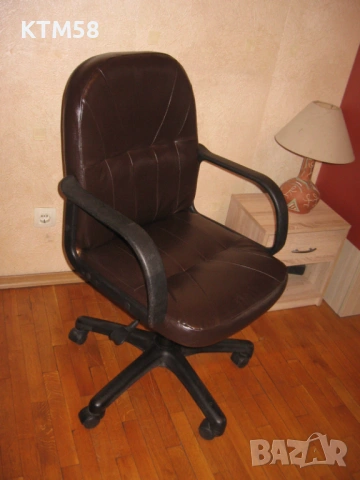 Продавам офис стол