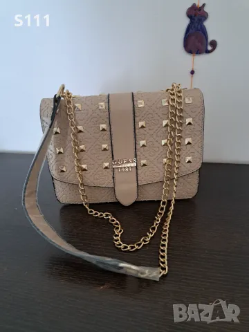 Ефектна дамска чанта GUESS с метални елементи