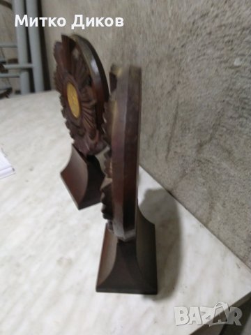 Почетен знак на Левски фи 6см 75 години в дървена рамка с дърворезба Н-315мм и фи 21см, снимка 7 - Футбол - 44105687