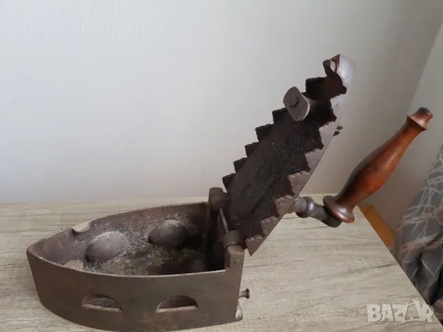 Стара рядка чугунена ютия, снимка 5 - Антикварни и старинни предмети - 49773979