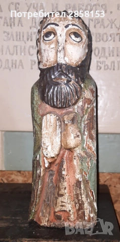 Стара дървена фигура на светец
