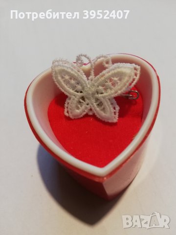 Брошка от брюкселска дантела