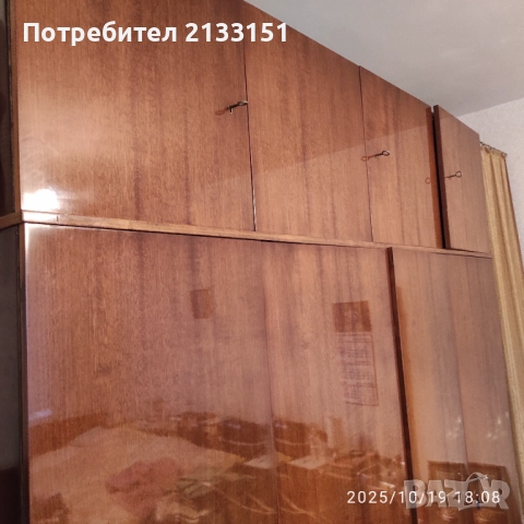 Четирикрилен гардероб с надстройка