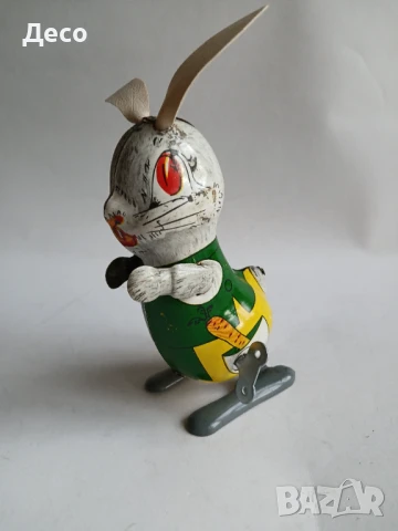 Стара румънска механична играчка заек.