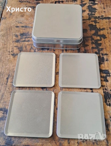 подложки за чаши 4 броя пластмаса със сребро и корк в метална кутия