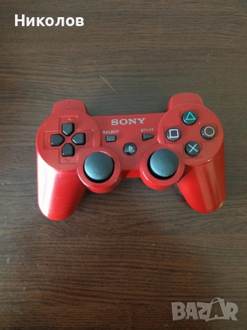 Продавам оригинален джойстик за Playstation 3 (PS3),червен