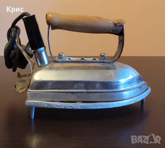 Мини ретро метална ютия, работеща. 