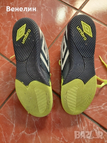 Футболни обувки за момчета Umbro почти нови, снимка 3 - Детски маратонки - 51775364