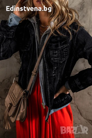 Дамско дънково яке в черен цвят, с контрастна сива подплата