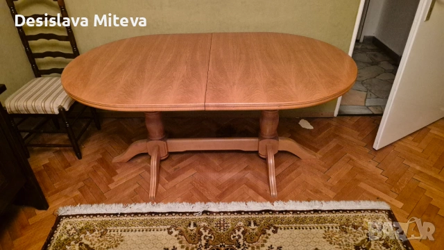 Голяма, масивна трапезна маса