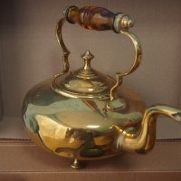 Стар винтидж месингов чайник с кехлибарена дръжка и 4 крачета, снимка 2 - Антикварни и старинни предмети - 37497262