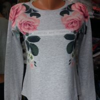 Сива блуза от плътно и еластично трико с щампа цветя, снимка 1 - Тениски - 43043798