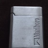Модерна запалка MARLBORO метална с реотан работи перфектно състояние 27953, снимка 1 - Запалки - 43638751