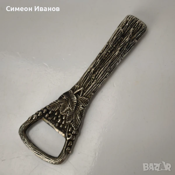 Стара метална отварачка с гроздови мотиви #6151, снимка 1