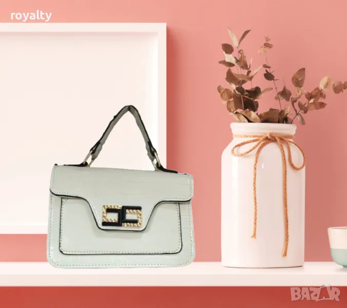 Дизайнерска бяла дамска чанта с модерно закопчаване, снимка 1