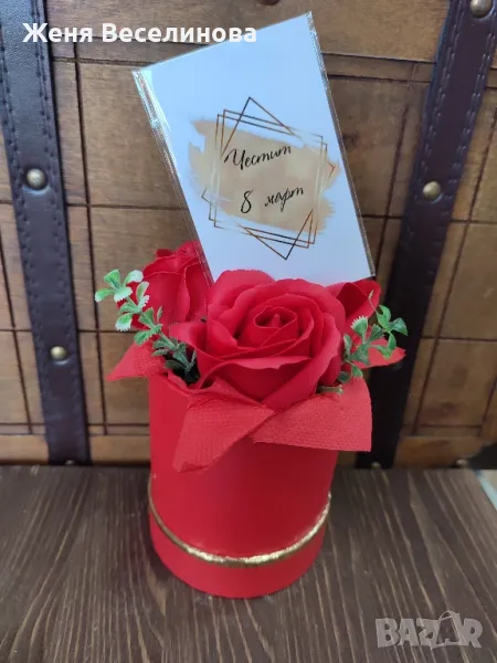 ПОДАРЪК ЗА 8ми МАРТ - ЧЕРВЕНИ РОЗИ С КАРТИЧКА В КУТИЯ , снимка 1