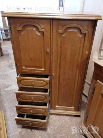 Впечатляващ шкаф от масивно дърво с фино профилирани врати и елегантни чекмеджета., снимка 3 - Шкафове - 52987925
