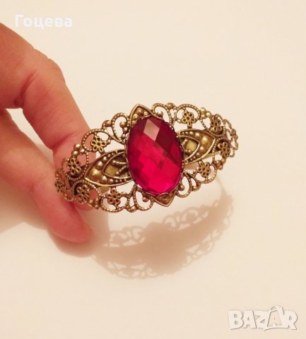 Разкошна Викторианска гривна с червен кабошон и прелестни филигранни орнаменти в цвят Антично злато, снимка 3 - Гривни - 28168753