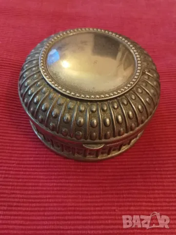 Кутия за бижута със сребърно покритие. 