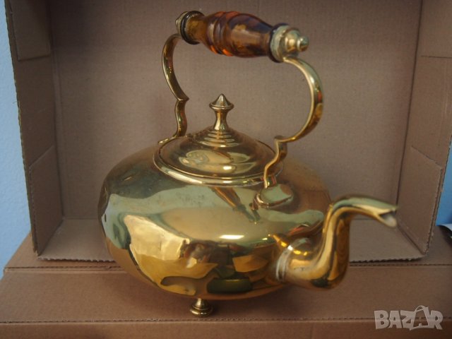 Стар винтидж месингов чайник с кехлибарена дръжка и 4 крачета, снимка 2 - Антикварни и старинни предмети - 37497262