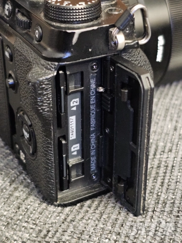 Fujifilm X-T4, 3 батерии, зарядно и 2 SD карти Самсунг, снимка 9 - Фотоапарати - 52636420