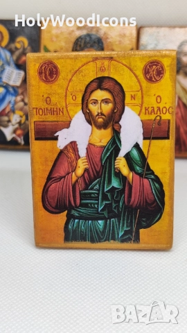 Икона на Иисус Христос Добрия Пастир – дървена икона с магнит, ръчна изработка 8x6 см, снимка 2 - Икони - 52867165