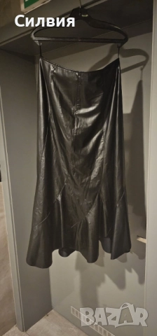 Чисто нова черна дълга лъскава кожена пола, размер "L", снимка 11 - Поли - 52409487