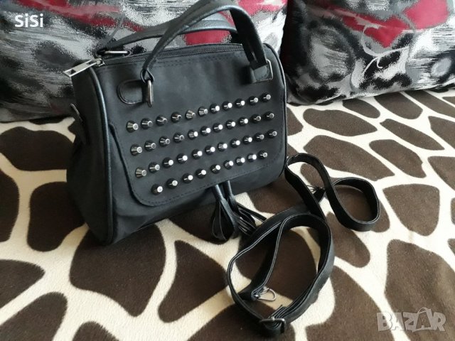 Черна чанта с капси