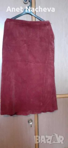 Пола кадифе релефно, вишнево червена,на гърба на полата плисета , снимка 3 - Поли - 23487509