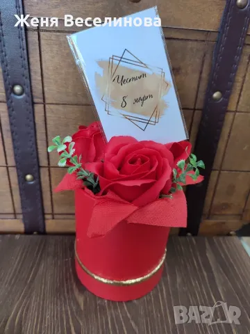 ПОДАРЪК ЗА 8ми МАРТ - ЧЕРВЕНИ РОЗИ С КАРТИЧКА В КУТИЯ , снимка 1