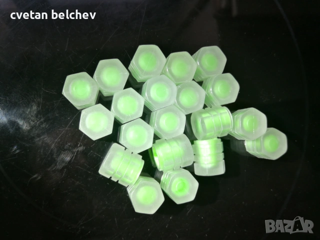 Продавам флуоресциращи капачки за джанти по €1 всяка.