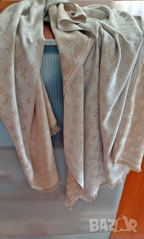 LV шал, снимка 3 - Шалове - 53463120