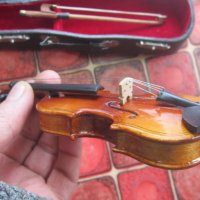 Уникална мини цигулка в калъф с лък, снимка 6 - Струнни инструменти - 36589543
