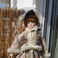 Порцеланова кукла със стойка , снимка 2 - Кукли - 43422712