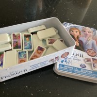 Домино Frozen в кутия метална с плочки с подложка, снимка 3 - Образователни игри - 43669933