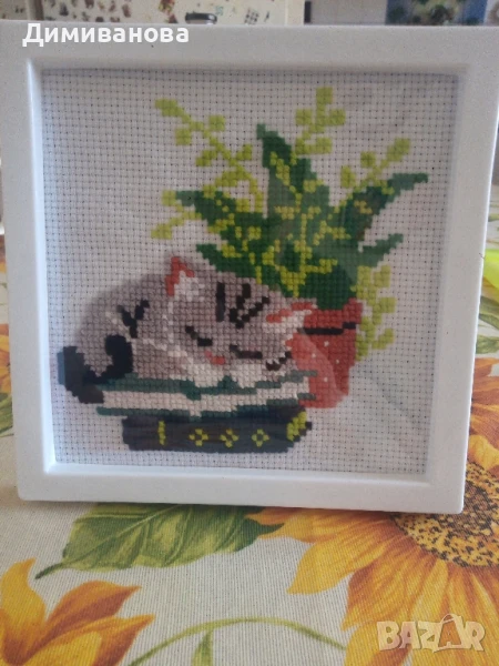 Готов гоблен Спящо коте с книги, снимка 1