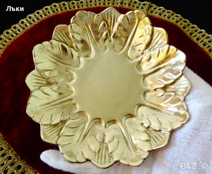 Бронзова чиния с релефни листенца. , снимка 1