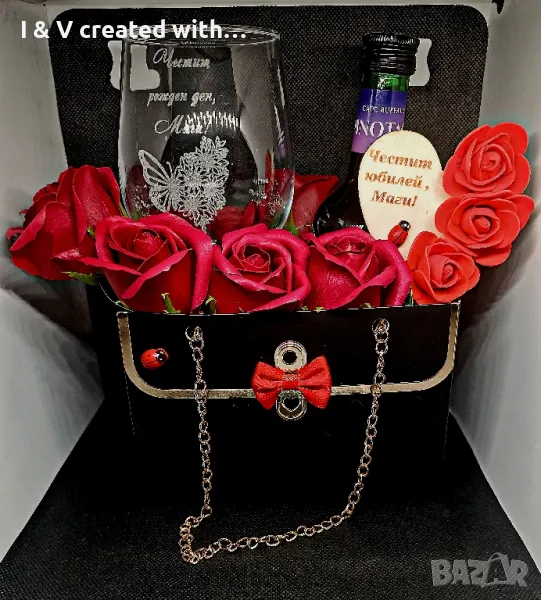 Красива чантичка с рози, вино и персонализирана чаша, снимка 1