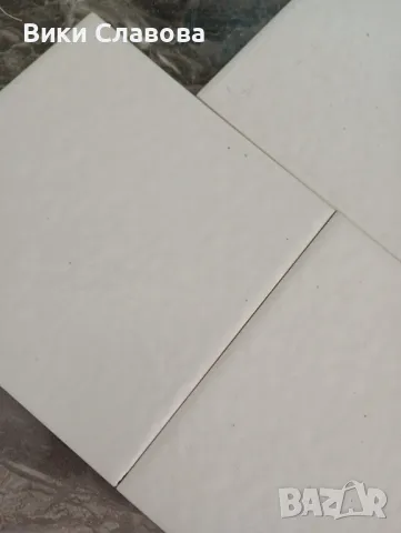 Фаянс бял релеф 15/15 см.+подарък