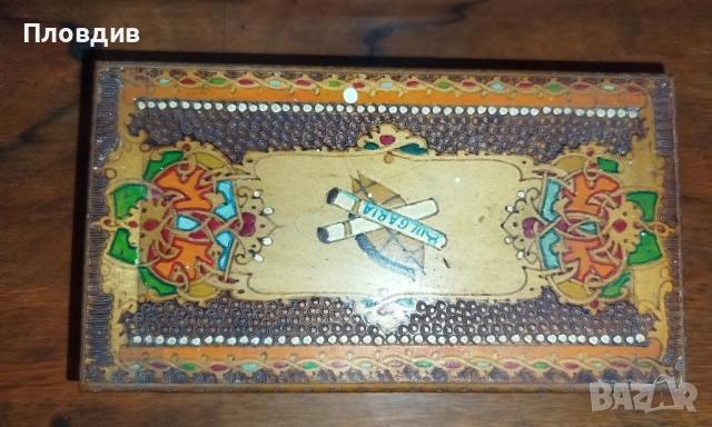 Стара дървена кутия 