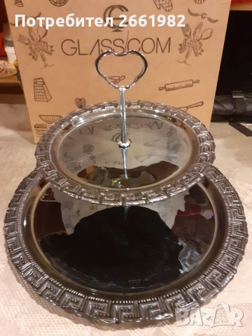 Красив стъклен поднос на две нива за сладки