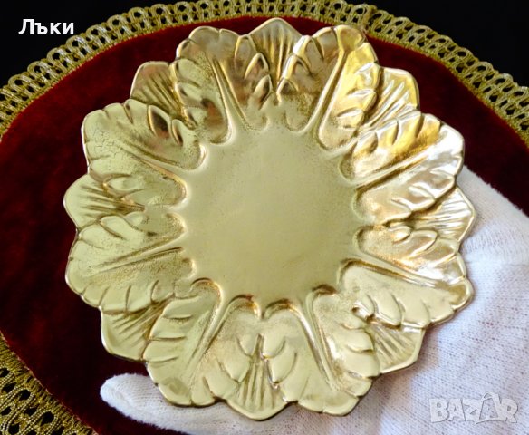 Бронзова чиния с релефни листенца. , снимка 1 - Антикварни и старинни предмети - 36598572